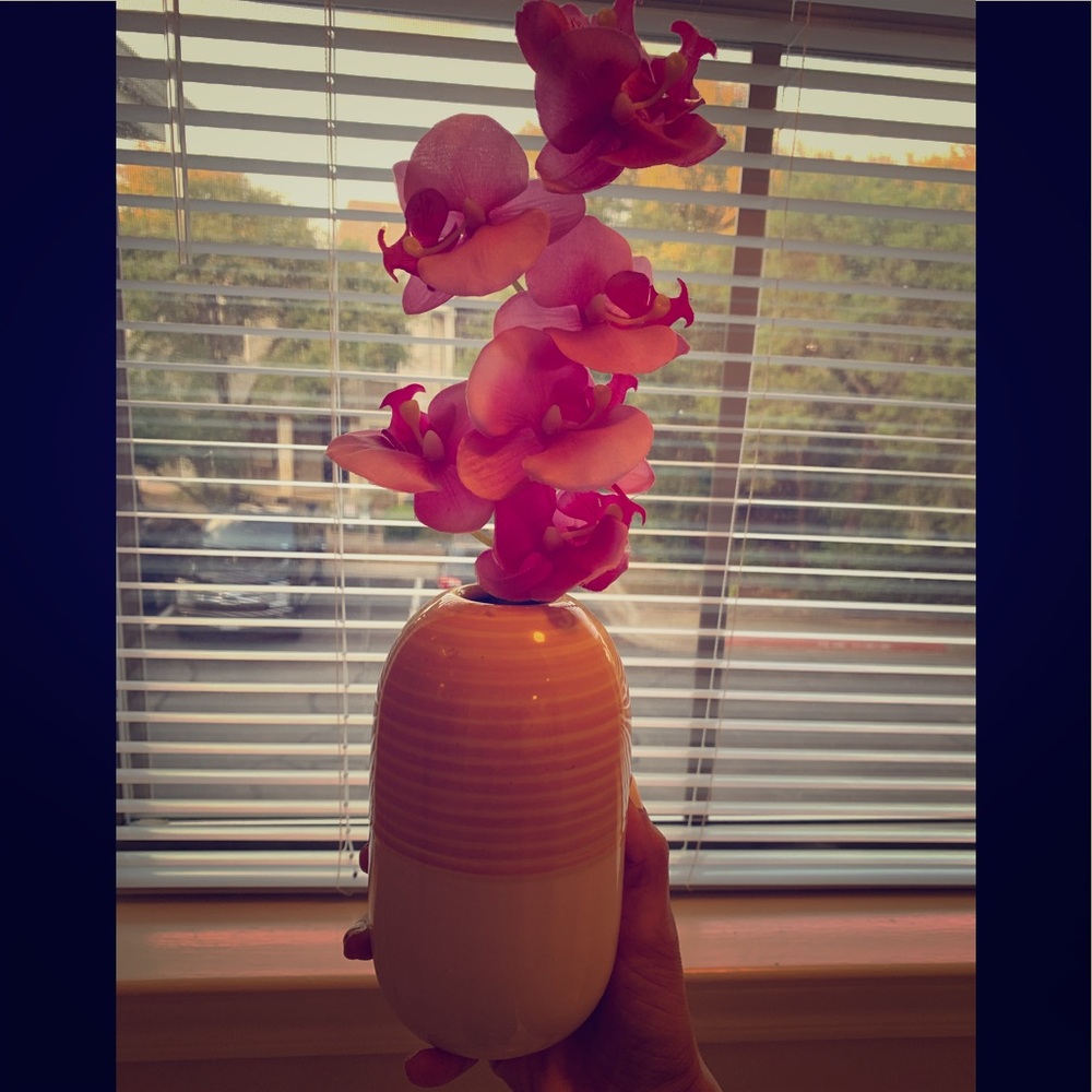 Pretty flower vase with flowers 💐